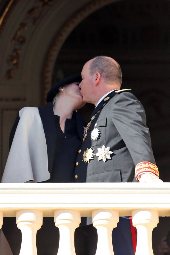 La princesse Charlène (enceinte) et le prince Albert II de Monaco - La famille de Monaco au balcon du palais princier lors de la fête nationale monégasque. Le 19 novembre 2014