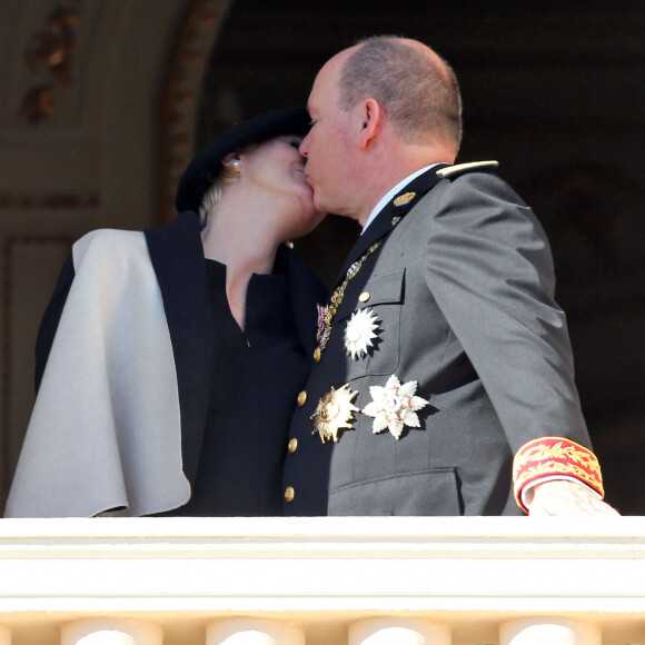 La princesse Charlène (enceinte) et le prince Albert II de Monaco - La famille de Monaco au balcon du palais princier lors de la fête nationale monégasque. Le 19 novembre 2014