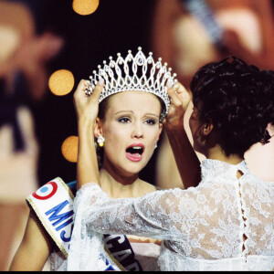 Elodie Gossuin, Miss Picardie, est élue Miss France 2001 à Monaco. La couronne lui est remise par Sonia Rolland.