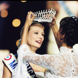 Elodie Gossuin, Miss Picardie, est élue Miss France 2001 à Monaco. La couronne lui est remise par Sonia Rolland.