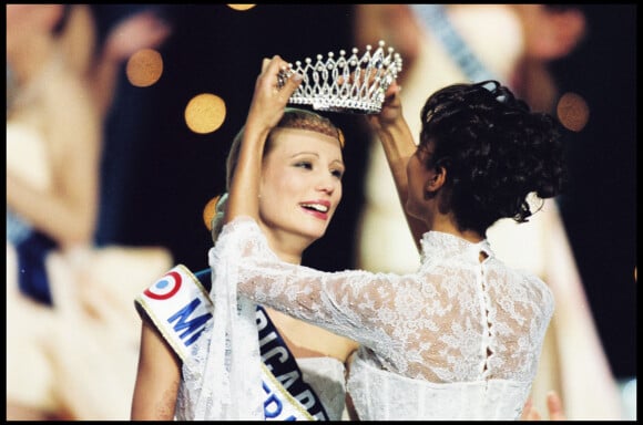 Elodie Gossuin, Miss Picardie, est élue Miss France 2001 à Monaco. La couronne lui est remise par Sonia Rolland.