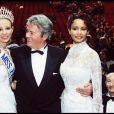 Elodie Gossuin, Miss Picardie, est élue Miss France 2001 à Monaco, avec le président du jury Alain Delon. La couronne lui est remise par Sonia Rolland.