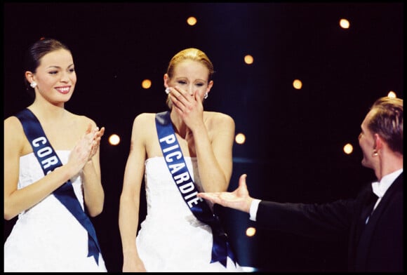 Elodie Gossuin, Miss Picardie, est élue Miss France 2001 à Monaco.