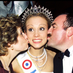 Elodie Gossuin, Miss Picardie, est élue Miss France 2001 à Monaco, en présence de ses parents.