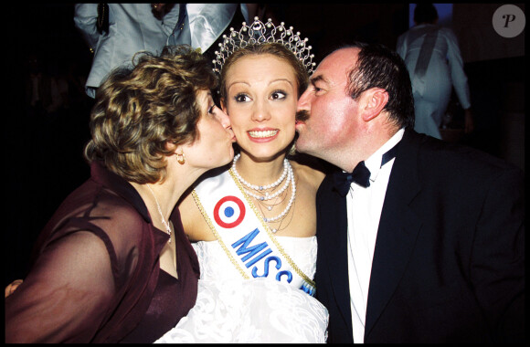 Elodie Gossuin, Miss Picardie, est élue Miss France 2001 à Monaco, en présence de ses parents.