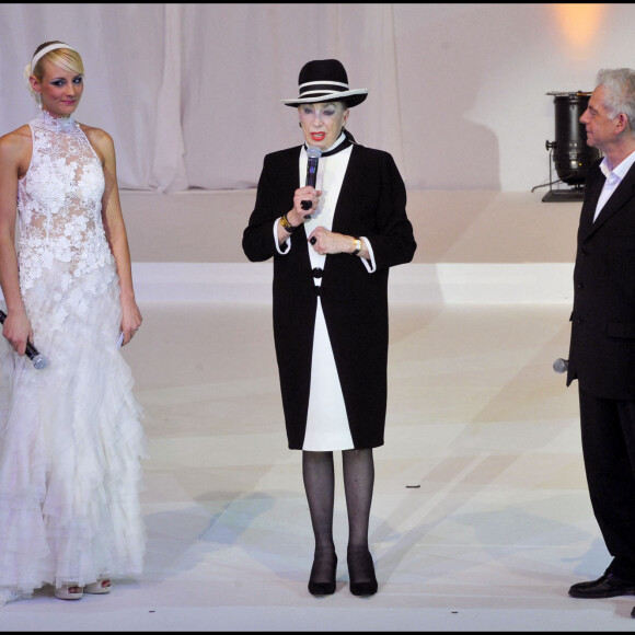 Elodie Gossuin, Geneviève de Fontenay et l'animateur Jacky lors du premier concours de Miss Nationale à Paris en 2011.