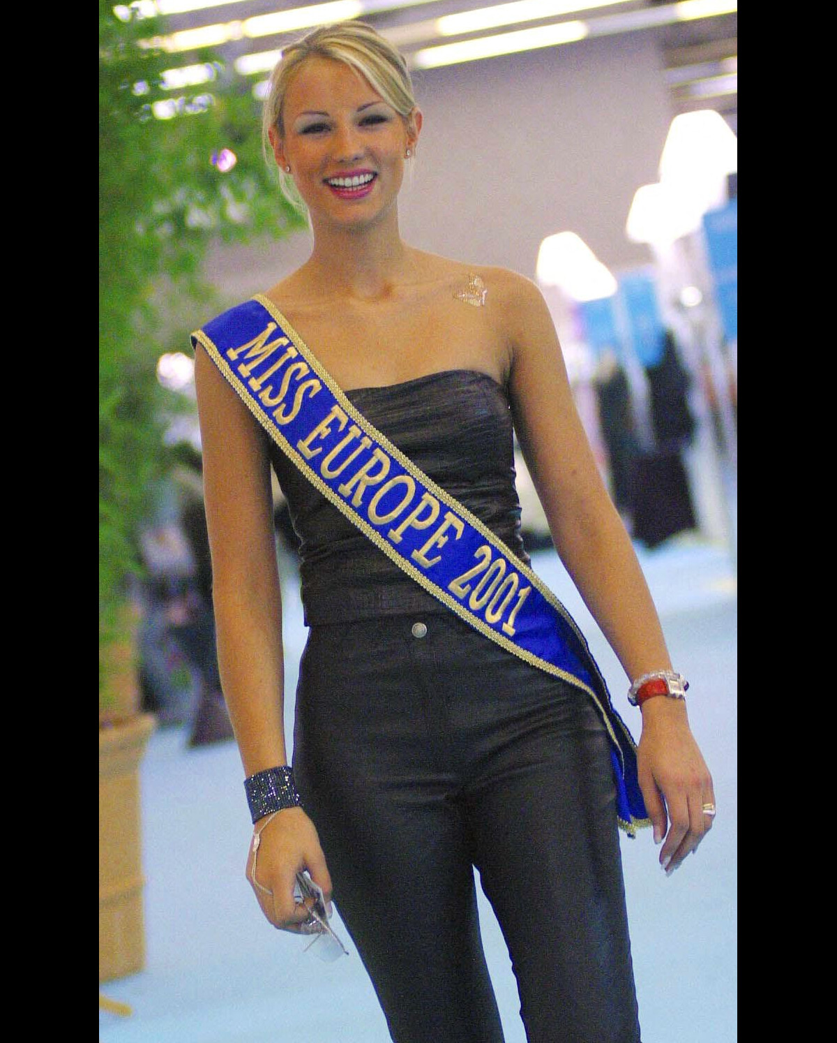 Photo : Elodie Gossuin, Miss France et Miss Europe 2001 à Paris en 2002