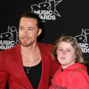 Julien Doré avec une fan - 19e édition des NRJ Music Awards à Cannes le 4 novembre 2017. © Dominique Jacovides/Bestimage