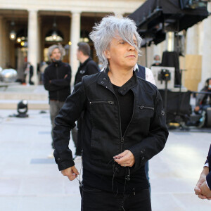 Exclusif - Nicola Sirkis et le ministre de la Culture Franck Riester - Le groupe Indochine lors de l'enregistrement de l'émission "La chanson de l'année" dans les jardins du Palais Royal à Paris. Le 12 juin 2020. © Jacovides-Moreau / Bestimage