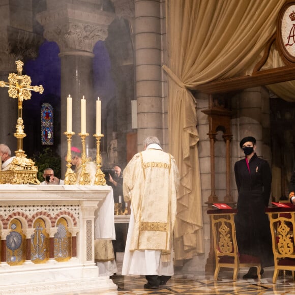 La princesse Charlène de Monaco, le prince Albert II, la princesse Caroline de Hanovre - La famille princière assiste à la messe d'action de grace avec Te Deum à la cathédrale de Monaco à l'occasion de la Fête Nationale 2020 de la principauté de Monaco le 18 novembre 2020. © Olivier Huitel / Pool Monaco / Bestimage