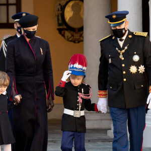 La princesse Charlène de Monaco, la princesse Gabriella de Monaco, comtesse de Carladès, le prince Jacques de Monaco, marquis des Baux, le prince Albert II de Monaco, la princesse Caroline de Hanovre - La famille princière assiste à une cérémonie de remise de médaille dans la cours du Palais de Monaco lors de la Fête Nationale 2020 de la principauté de Monaco le 19 novembre 2020. © David Nivière / Pool / Bestimage