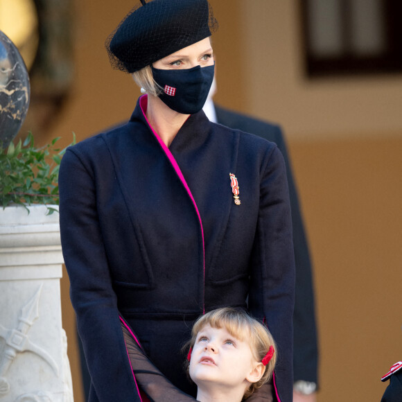 La princesse Charlène de Monaco, la princesse Gabriella de Monaco, comtesse de Carladès - La famille princière assiste à une cérémonie de remise de médaille dans la cours du Palais de Monaco lors de la Fête Nationale 2020 de la principauté de Monaco le 19 novembre 2020. © David Nivière / Pool / Bestimage