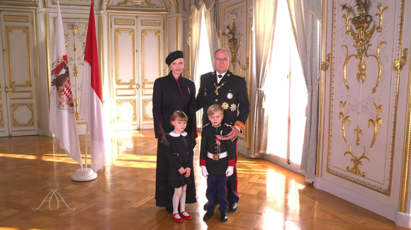 Le prince Albert de Monaco, son épouse la princesse Charlene et leurs enfants, le prince Jacques et la princesse Gabriella, au palais princier de Monaco, le 19 novembre 2020, jour de la Fête nationale en principauté.