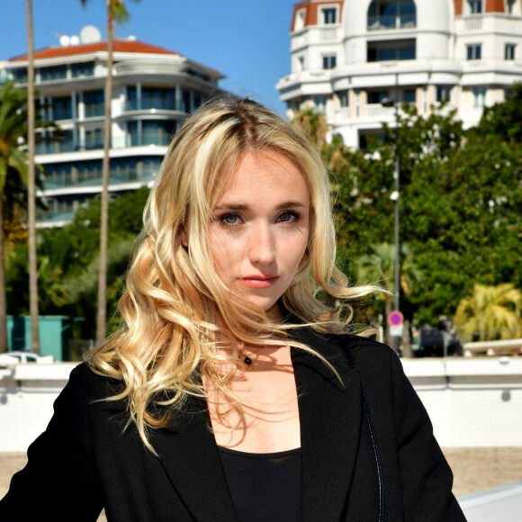 Chloé Jouannet lors du photocall de "Derby Girl" dans le cadre de Canneseries saison 3 au Palais des Festivals à Cannes le 12 octobre 2020. © Bruno Bebert / Bestimage