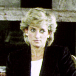 Diana lors de son interview pour l'émission "Panorama" sur la BBC, avec le journaliste Martin Bashir, le 20 novembre 1995 au palais de Kensington.