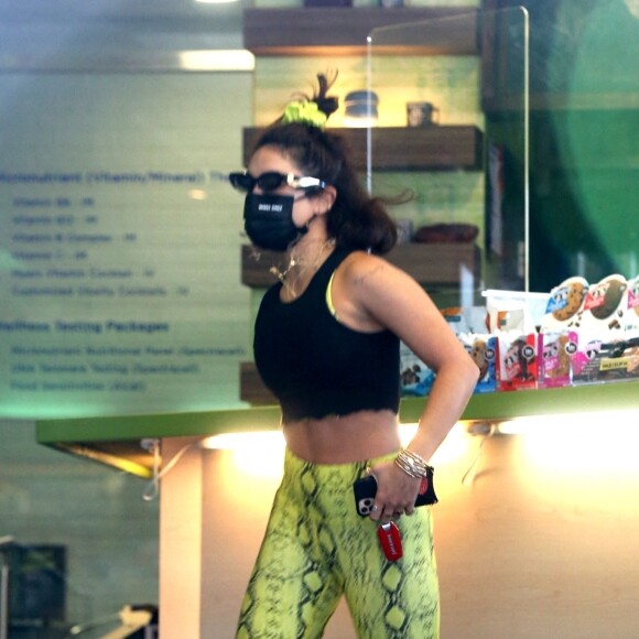 Exclusif - Vanessa Hudgens et sa meilleure amie GG Magree sont allées acheter un jus de fruits frais dans un Juice Bar après leur cours de gym à West Hollywood, Los Angeles, le 17 novembre 2020