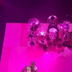 Megan Fox annonce l'arrivée de son compagnon Machine Gun Kelly (MGK) qui interprète 2 titres "Bloody Valentine" et "My Ex's Best Friend' sur la scène des "American Music Awards 2020" à Los Angeles, le 22 novembre 2020.
