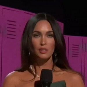 Megan Fox annonce l'arrivée de son compagnon Machine Gun Kelly (MGK) qui interprète 2 titres "Bloody Valentine" et "My Ex's Best Friend' sur la scène des "American Music Awards 2020" à Los Angeles, le 22 novembre 2020.