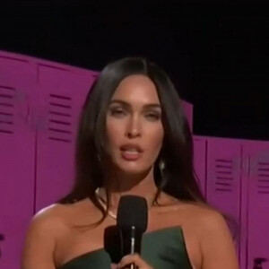 Megan Fox annonce l'arrivée de son compagnon Machine Gun Kelly (MGK) qui interprète 2 titres "Bloody Valentine" et "My Ex's Best Friend' sur la scène des "American Music Awards 2020" à Los Angeles, le 22 novembre 2020.