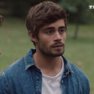 Clément Rémiens et Frédéric Diefenthal dans la série "Ici tout commence", diffusée sur TF1.