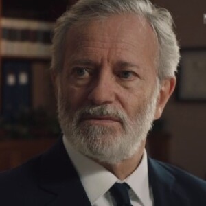 Francis Huster dans la série "Ici tout commence", diffusée sur TF1.