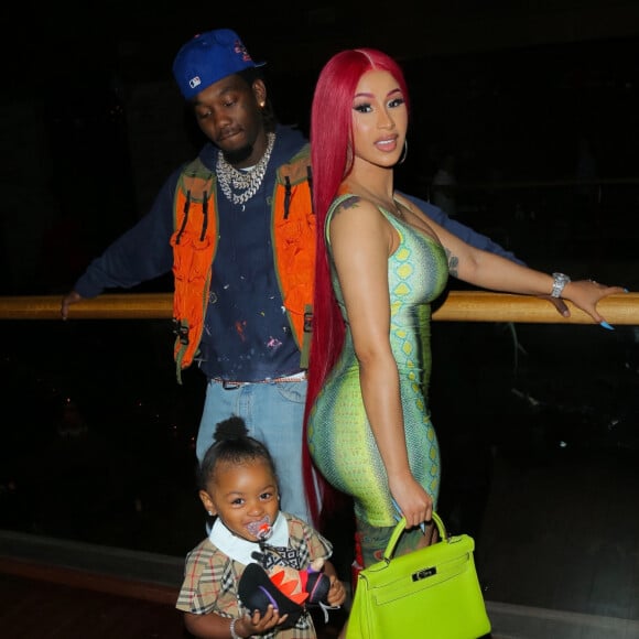 Cardi B et son mari Offset sont allés dîner au restaurant avec leur fille Kulture Kiari Cephus (habillée en Burberry) à Los Angeles le jour de la fête des pères, le 21 juin 2020.