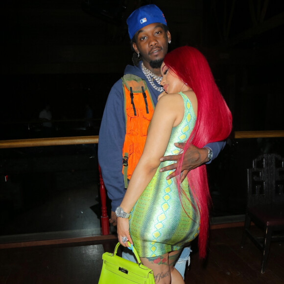 Cardi B et son mari Offset sont allés dîner au restaurant avec leur fille Kulture Kiari Cephus (habillée en Burberry) à Los Angeles le jour de la fête des pères, le 21 juin 2020.
