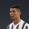 Cristiano Ronaldo et d'autres joueurs de série A portent une trace de maquillage rouge sur le visage pour dénoncer les violences faites aux femmes le 21 novembre 2020. 