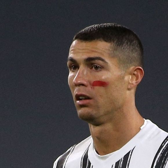 Cristiano Ronaldo et d'autres joueurs de série A portent une trace de maquillage rouge sur le visage pour dénoncer les violences faites aux femmes le 21 novembre 2020. 
