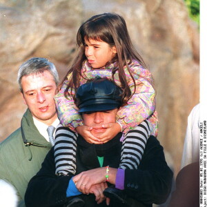 Diego Maradona avec sa fille sur les épaules à Disneyland à Paris