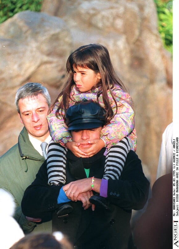 Diego Maradona avec sa fille sur les épaules à Disneyland à Paris