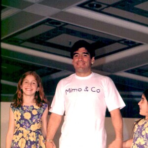 Diego Maradona participe à un défilé de mode avec ses filles.