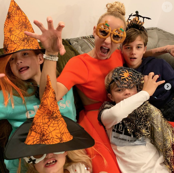 Elodie Gossuin et ses 4 enfants déguisés pour Halloween. Octobre 2020.
