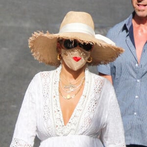 Rita Ora se balade avec un masque original dans les rues de Capri en Italie, le 30 août 2020.