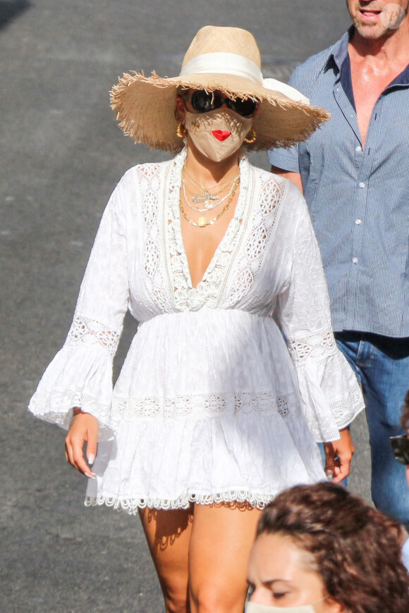 Rita Ora se balade avec un masque original dans les rues de Capri en Italie, le 30 août 2020.