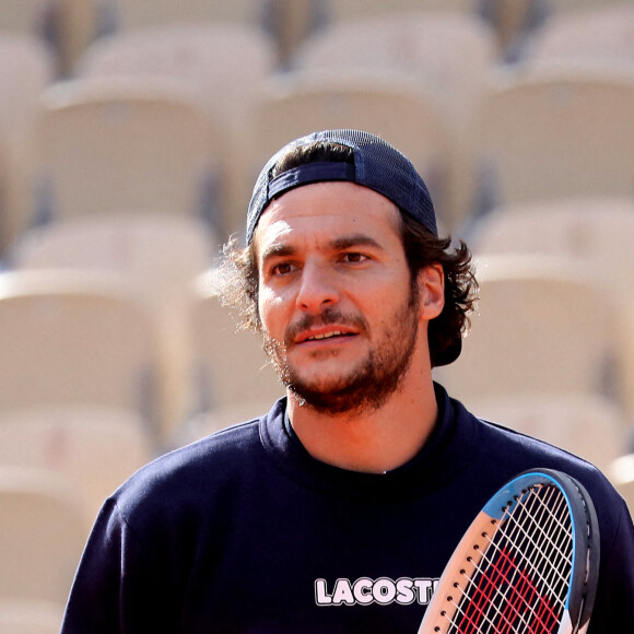 Amir Haddad au tournoi de tennis du programme "Stars, Set et Match", dont la marque française "Hair rituel by Sisley" est le partenaire officiel, sur le court Simonne-Mathieu dans le cadre des Internationaux de Roland Garros à Paris. Le 7 Octobre 2020 © Dominique Jacovides / Bestimage
