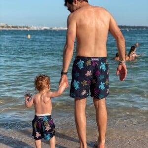 Amir et son fils à la plage, sur Instagram.