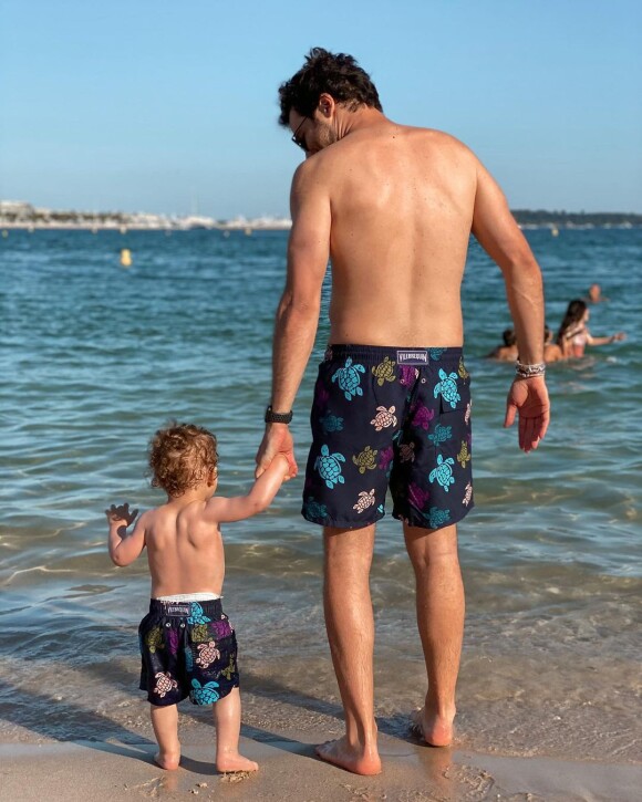 Amir et son fils à la plage, sur Instagram.