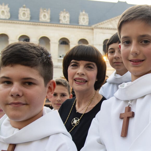 Exclusif - Mireille Mathieu et Les Petits Chanteurs à la Croix de Bois - Soirée spéciale " Notre Dame de Paris, Le Grand Concert " qui s'est déroulée dans la Cour des Invalides à Paris 7e et diffusée sur France 2 samedi 20 Avril 2019. © Pierre Perusseau / Bestimage