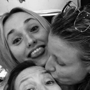 Chloé Jouannet a partagé des photos de ses retrouvailles à Paris avec sa mère Alexandra Lamy et sa tante Audrey Lamy, sur Instagram.