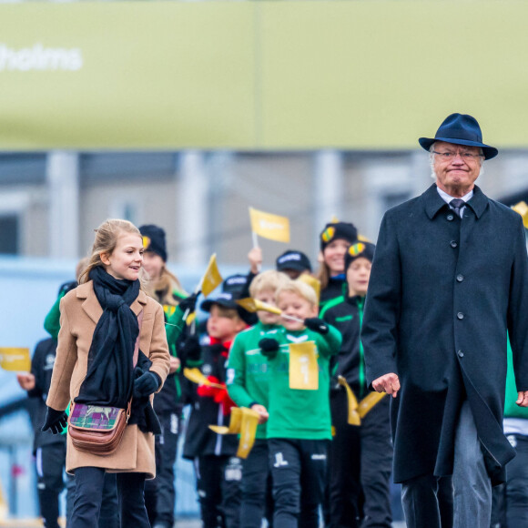 Le roi Carl XVI Gustav de Suède avec la princesse Victoria de Suède et sa fille la princesse Estelle de Suède - La famille royale de Suède à l'inauguration du pont Slussbron à Stockholm en Suède, le 25 octobre 2020