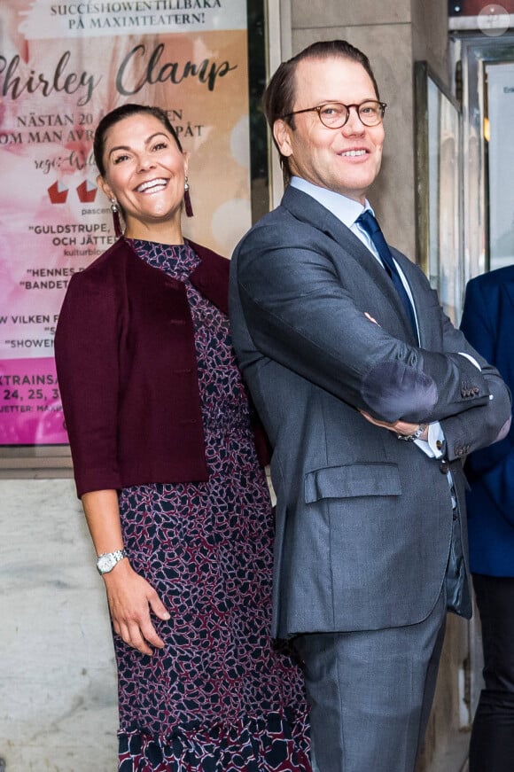 La princesse Victoria de Suède et le prince Daniel de Suède se rendent au théâtre Maxim à Stockholm, le 1er octobre 2020.