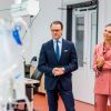 La princesse Victoria de Suède et le prince Daniel de Suède visitent le centre ECMO de l'hôpital universitaire Karolinska à Solna, le 30 septembre 2020.