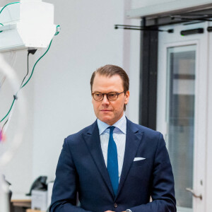 La princesse Victoria de Suède et le prince Daniel de Suède visitent le centre ECMO de l'hôpital universitaire Karolinska à Solna, le 30 septembre 2020.