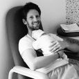 Romain Grosjean avec son fils Simon dans les bras après sa naissance. Sa femme Marion a partagé cette photo en mai 2020, à l'occasion des 5 ans de leur fils.