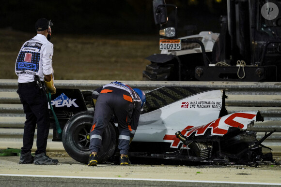 Romain Grosjean est évacué en ambulance après son accident lors du grand prix automobile de Bahrein 2020 le 29 novembre 2020. © James Gasperotti/ZUMA Wire / Bestimage 