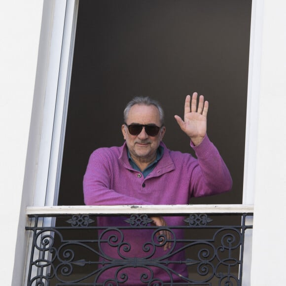 Exclusif - Antoine Duléry - Les people soutiennent le personnel soignant et encouragent le confinement depuis leur appartement pendant l'épidémie de coronavirus (COVID-19) à Paris le 9 avril 2020. © Jack Tribeca / Bestimage