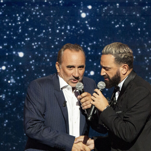 Exclusif - Antoine Dulery et Cyril Hanouna - Hommage à Charles Aznavour lors de l'émission "Monsieur Aznavour", diffusée sur C8. Le 3 octobre 2019. © Jack Tribeca / Bestimage