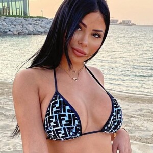 Maeva Ghennam en bikini à Dubaï, le 19 octobre 2020