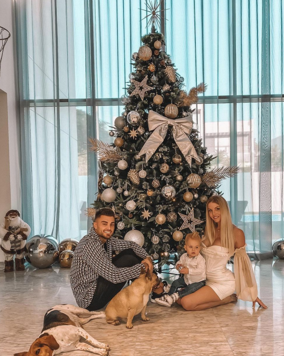 Jessica Thivenin avec son fil Maylone (1 an) et son mari Thibault Garcia sur Instagram